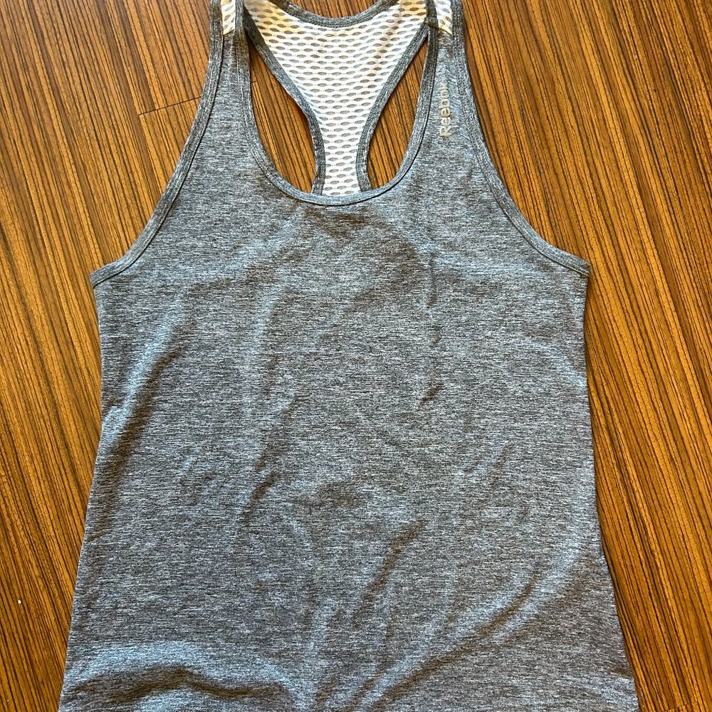 Reebok athletic top size S